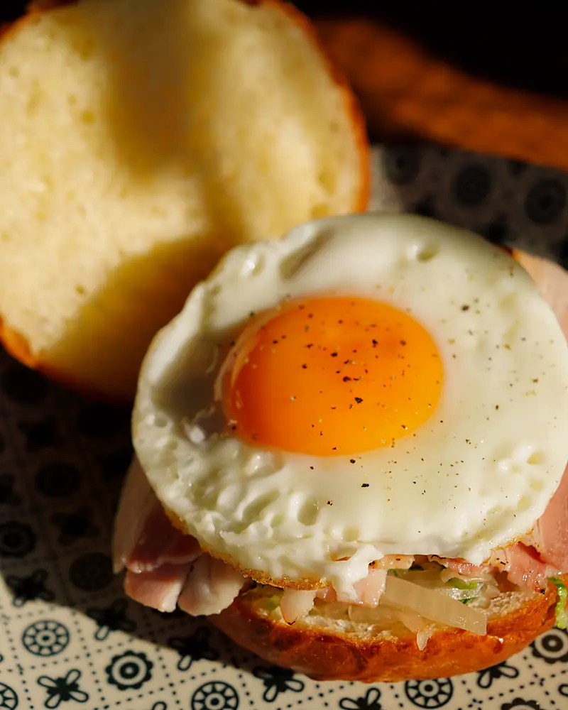 Menu sarapan dengan telur dan roti